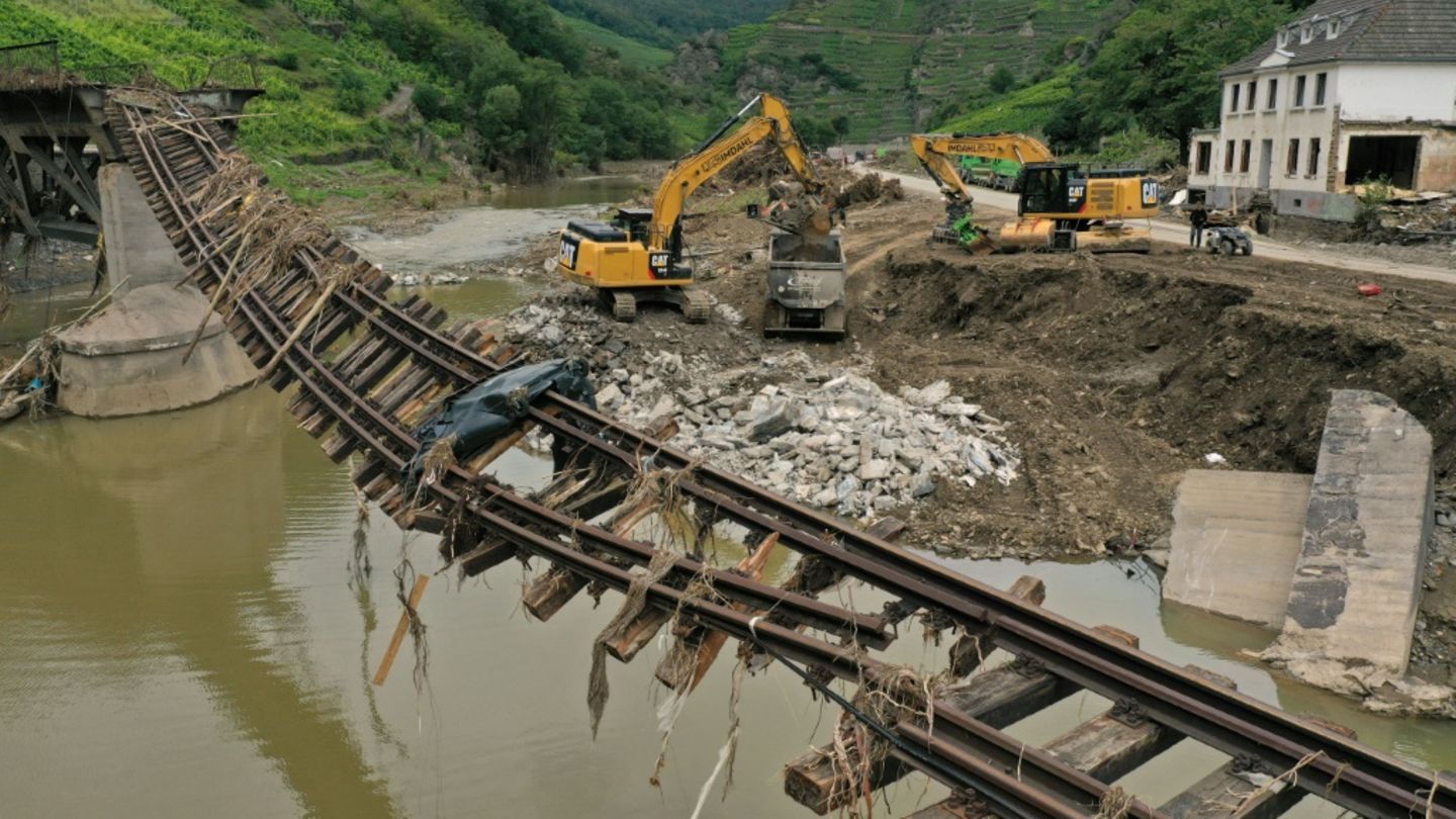 Zerstörtes Bahngleis im Ahrtal