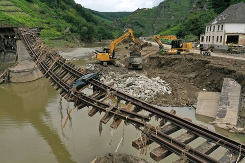 Zerstörtes Bahngleis im Ahrtal