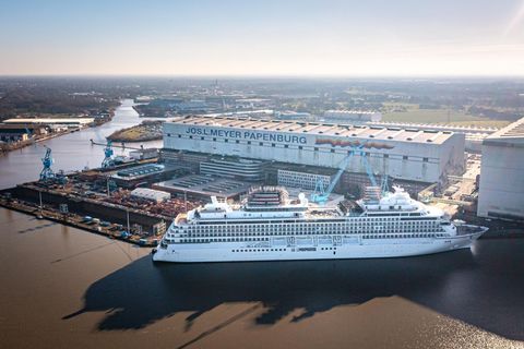 Das Kreuzfahrtschiff "Asuka III" liegt vor der Meyer Werft in Papenburg
