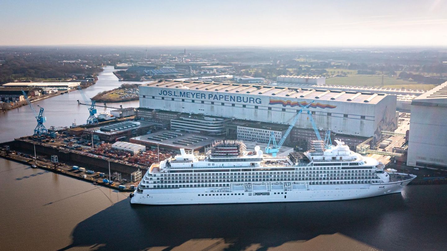 Das Kreuzfahrtschiff "Asuka III" liegt vor der Meyer Werft in Papenburg