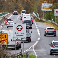 Laut Polizeikontrollen halten sich etliche Autofahrer nicht an die geltenden Beschränkungen auf der maroden Agra-Brücke (Archivb