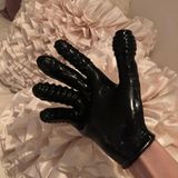 Dieses Foto, veröffentlicht von den Demokraten im Aufsichtsausschuss des Repräsentantenhauses, zeigt ein Sexspielzeug: ein schwarzer Latex-Handschuh mit Dildo-Aufsätzen an den Fingern