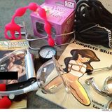 Weitere Sexspielzeuge, darunter anscheinend Fesseln und eine "Pussy Pump"