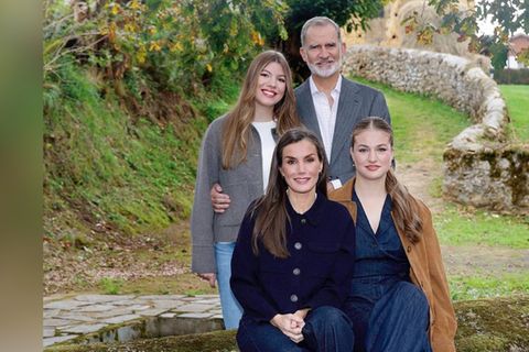 Herbstlich, leger, elegant: Die spanische Königsfamilie posiert für ihre Weihnachtskarte.