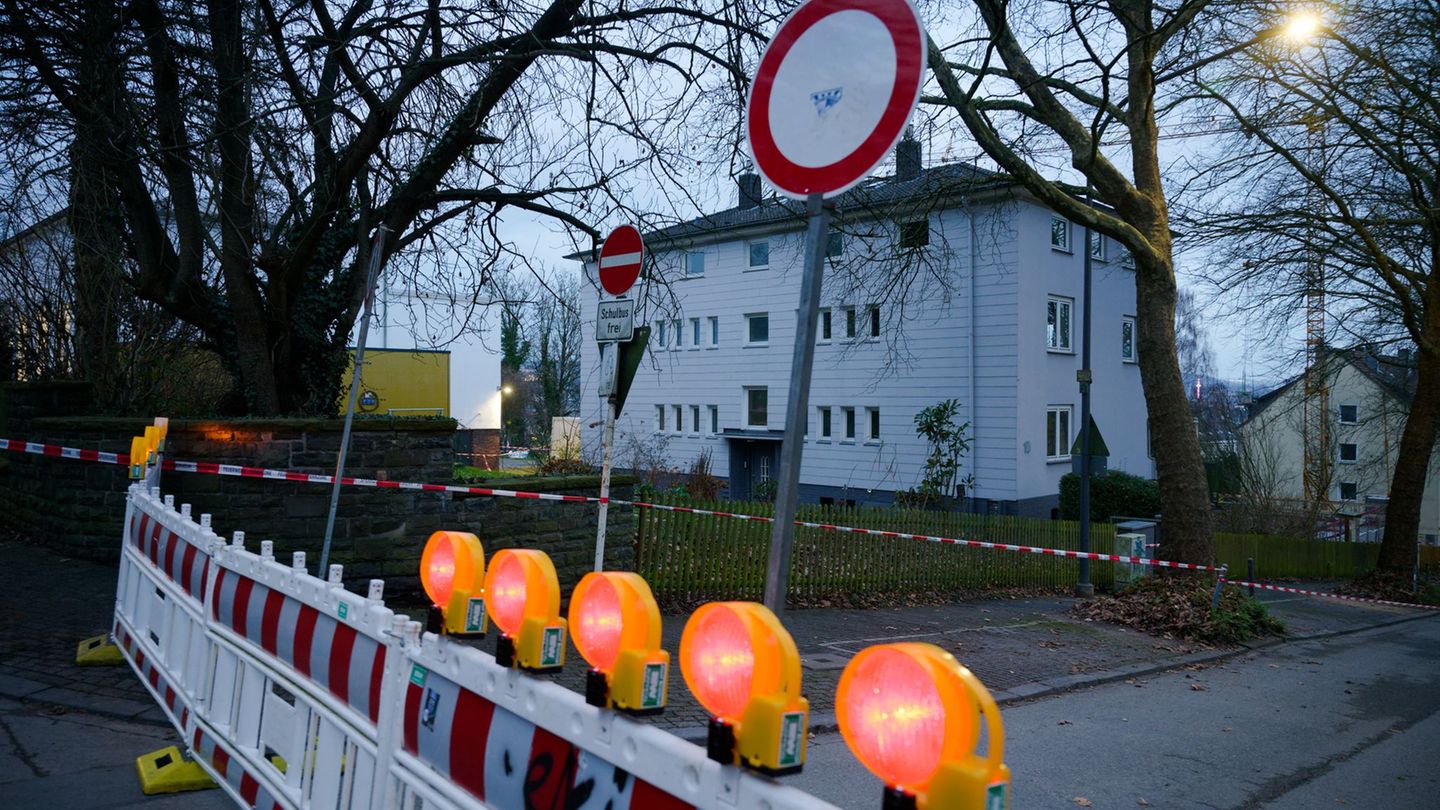 Der Boden ist an mehreren Stellen abgesackt. Foto: Henning Kaiser/dpa