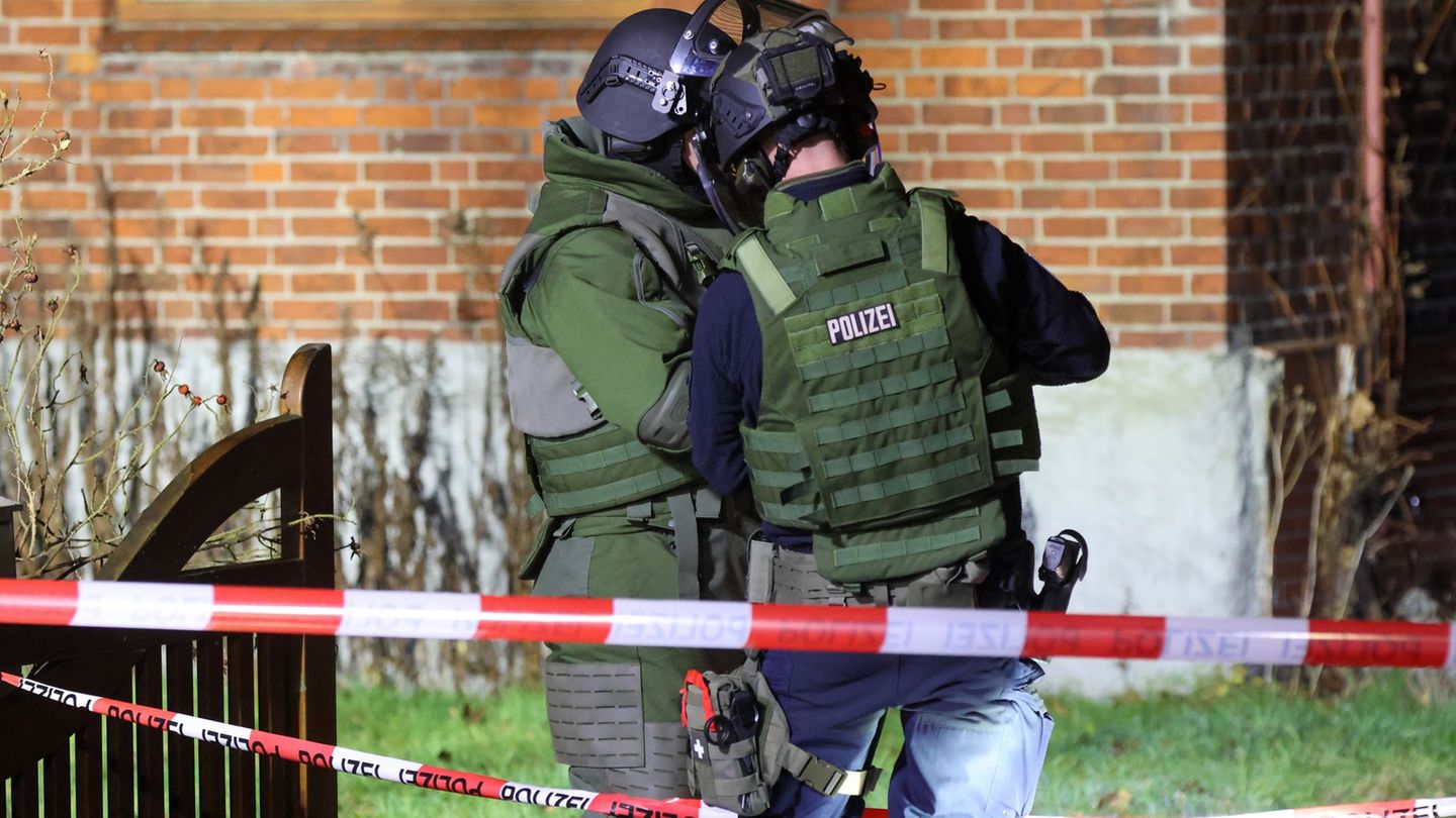 Entschärfer der Polizei sind auf einem Grundstück in Hamburg-Lurup im Einsatz. Foto: Bodo Marks/dpa