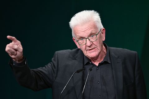 Will die Elektromobilität besser fördern: Ministerpräsident Winfried Kretschmann (Grüne). Foto: Bernd Weißbrod/dpa