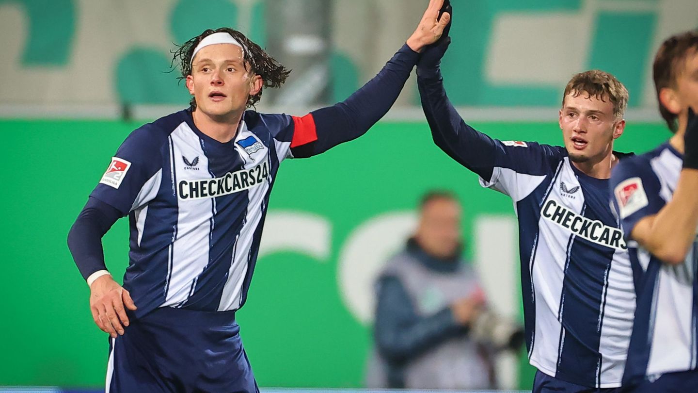 Herthas Fabian Reese (l) trifft gegen seinen früheren Verein Fürth. Foto: Daniel Karmann/dpa