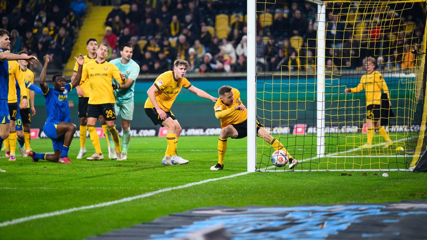 Braunschweiger Jubel: Dynamos Niklas Hauptmann kann das 2:3 nicht verhindern. Foto: Robert Michael/dpa