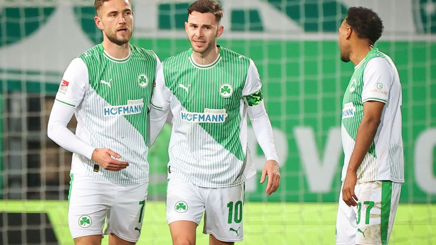 Dennis Srbeny (l) sticht als Joker der Fürther. Foto: Daniel Karmann/dpa