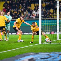 Das entscheidende Tor: Dynamos Niklas Hauptmann kann das 2:3 für Braunschweig nicht verhindern. Foto: Robert Michael/dpa