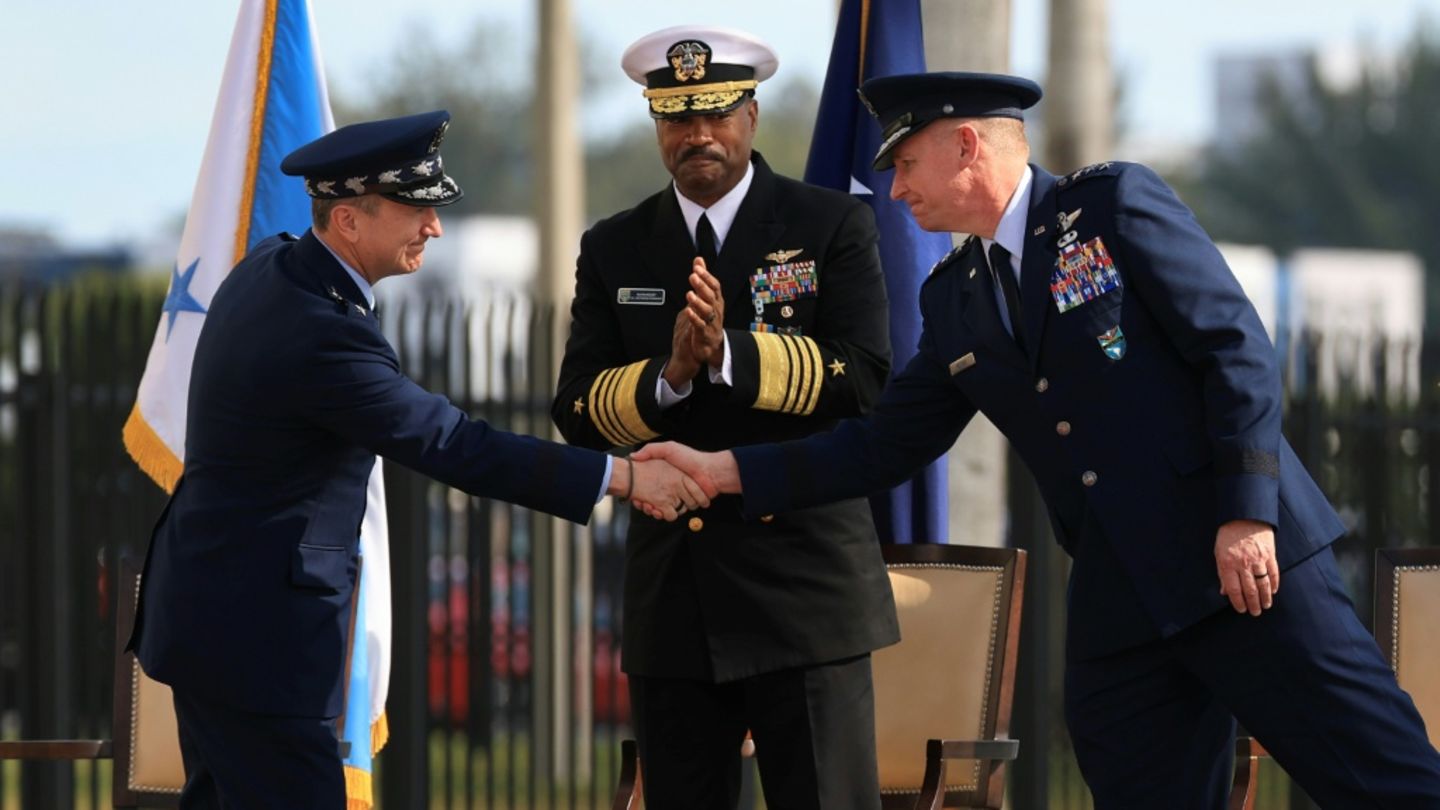 Pettus (re.) übernimmt das Kommando für Lateinamerika