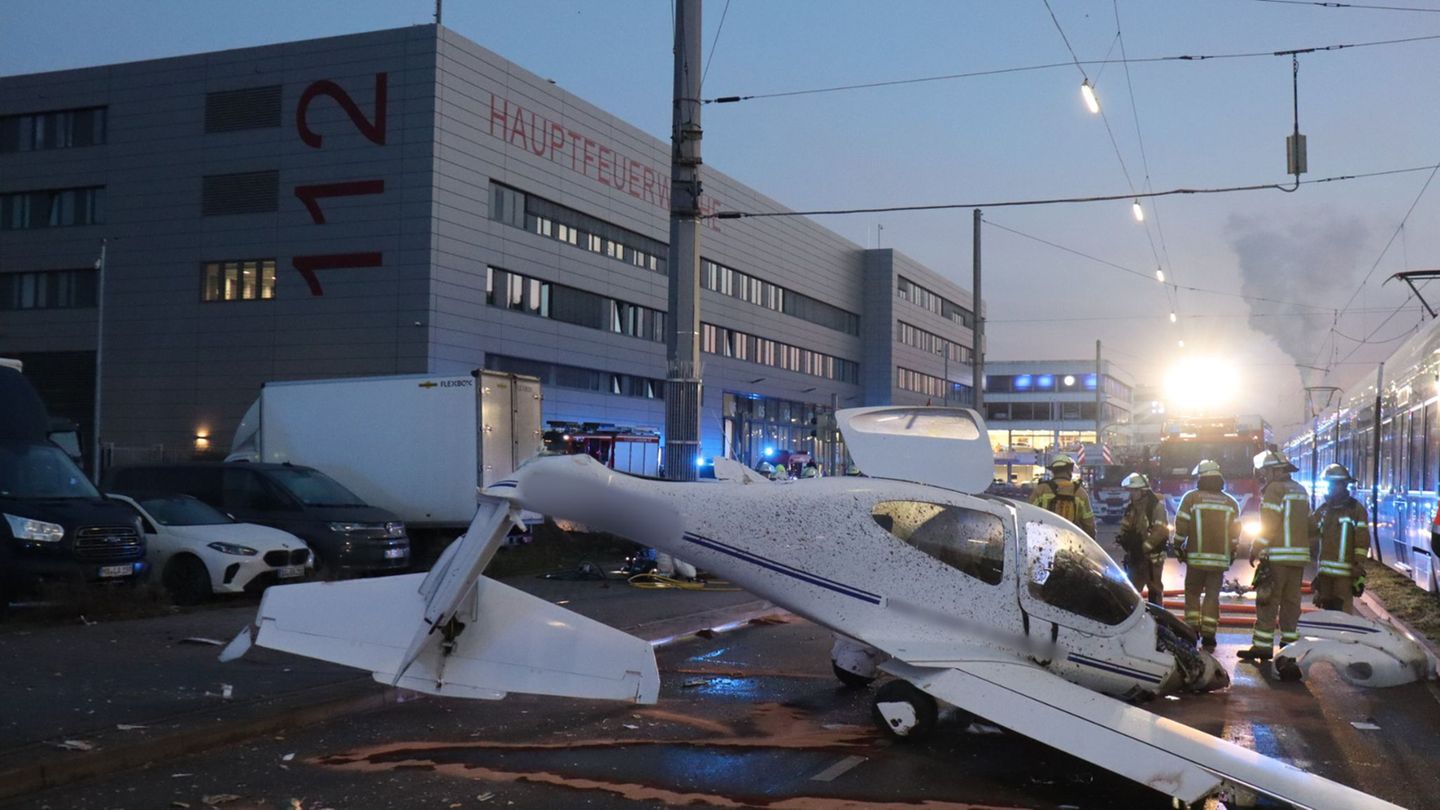 Rettungskr-fte-im-Einsatz-Flugzeug-in-Mannheim-notgelandet-ein-Schwerverletzter