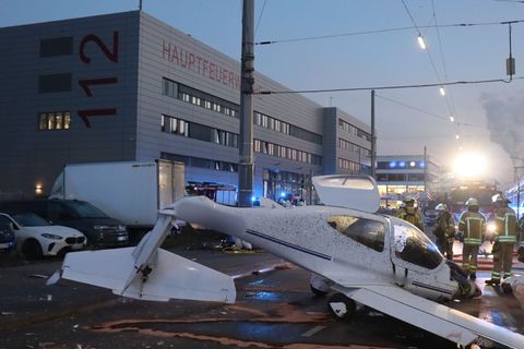 Ein Flugzeug ist im Mannheimer Stadtgebiet notgelandet. Foto: Rene Priebe/PR-Video /dpa