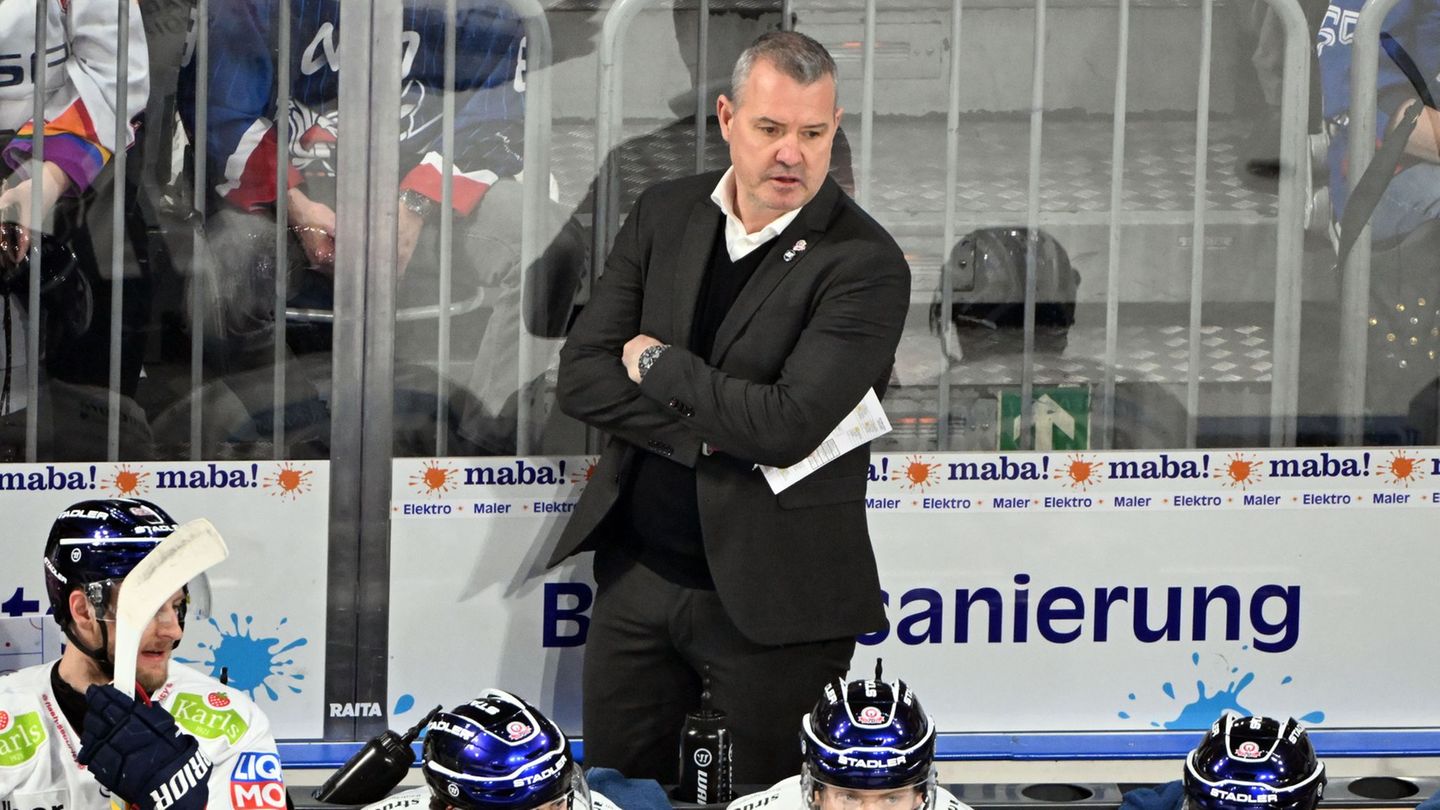 Trainer Serge Aubin muss mit den Eisbären Berlin eine Niederlage in Straubing hinnehmen. (Archivbild) Foto: Uli Deck/dpa