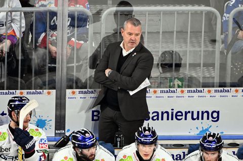Trainer Serge Aubin muss mit den Eisbären Berlin eine Niederlage in Straubing hinnehmen. (Archivbild) Foto: Uli Deck/dpa