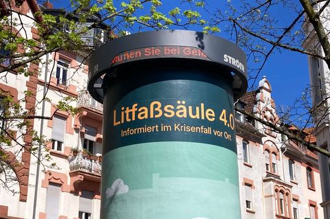 Die Litfaßsäule wurde positiv getestet. (Archivbild) Foto: Oliver Pietschmann/dpa