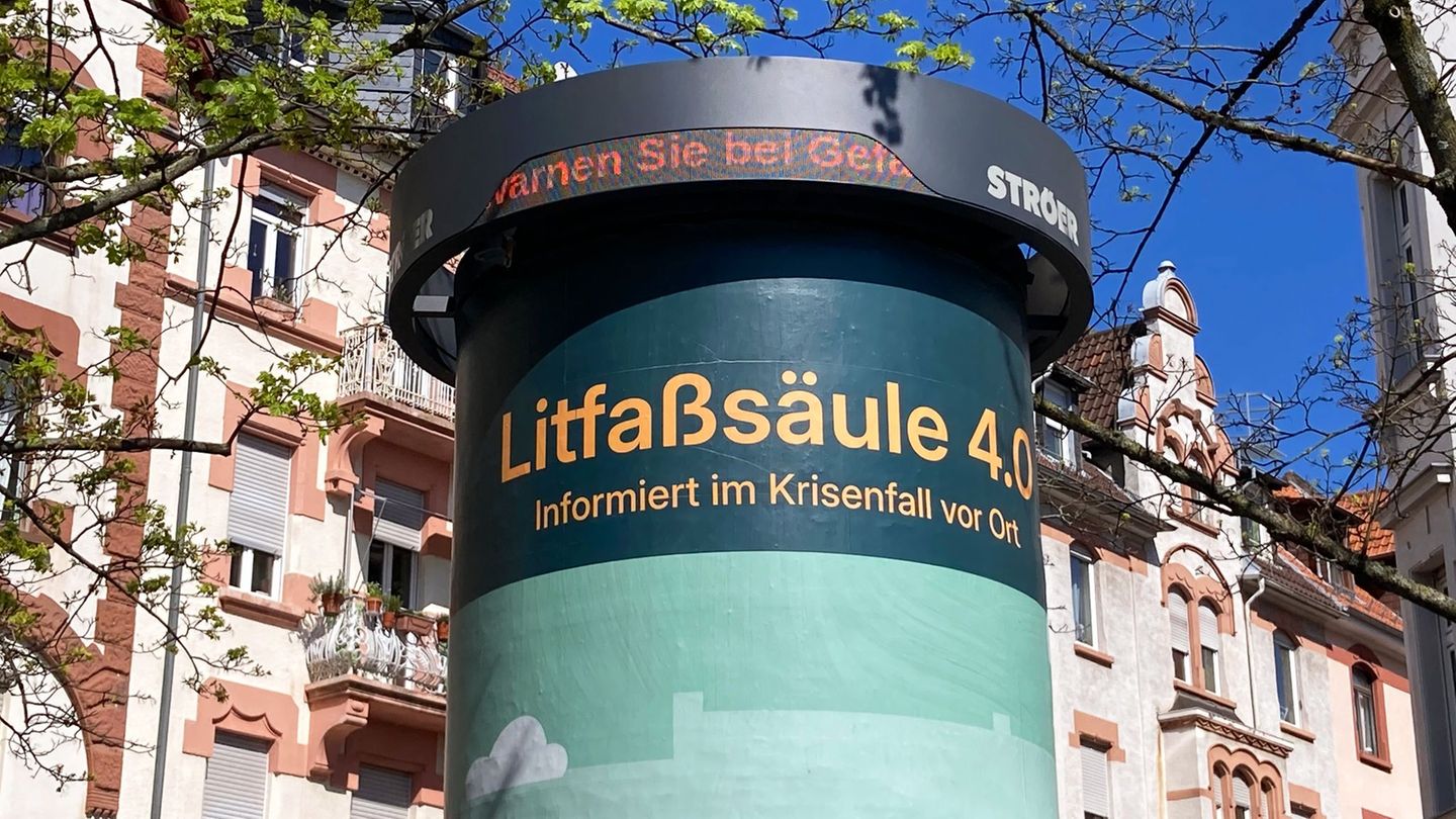 Die Litfaßsäule wurde positiv getestet. (Archivbild) Foto: Oliver Pietschmann/dpa