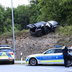 Die drei Männer waren im Mai in ihrem Wagen auf der Flucht vor der Polizei verunglückt. (Archivbild) Foto: Daniel Scharinger/APA