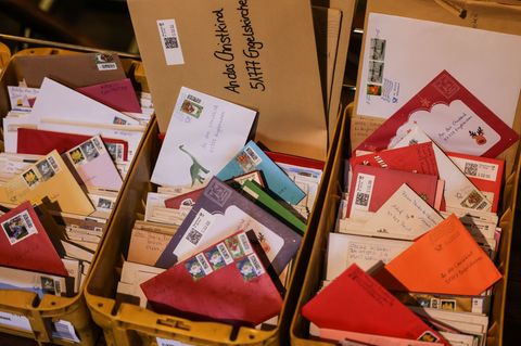 Die Briefe kommen aus aller Welt. Foto: Oliver Berg/dpa