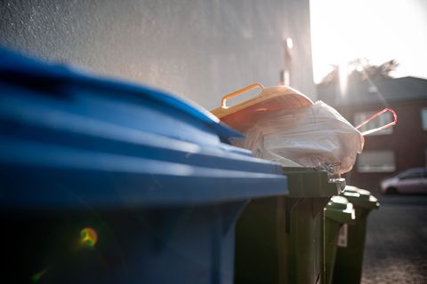 Die Tonne ist voll - bitte abholen! (Archivbild) Foto: Fabian Strauch/dpa