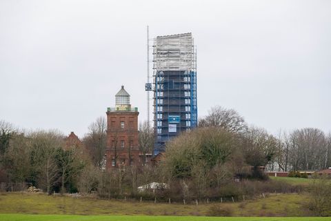Der Leuchtturm an Kap Arkona ist derzeit hinter einem Gerüst und teils Planen versteckt. Foto: Stefan Sauer/dpa