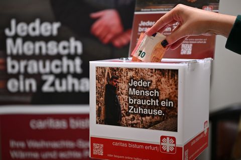 Für Sozialverbände wie die Caritas ist die Adventszeit wichtigste Zeit des Jahres für Spenden. (Symbolbild). Foto: Martin Schutt