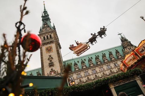 Die Stimmung auf dem Weihnachtsmarkt am Rathausmarkt ist auch in diesem Jahr wieder gut. (Archivfoto) Foto: Christian Charisius/