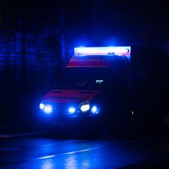 Die beiden Schwerverletzten wurden in Krankenhäuser gebracht. (Symbolbild) Foto: Nicolas Armer/dpa