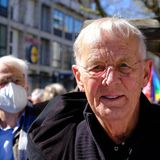 Er drehte noch fast bis zuletzt – doch mit 90 Jahren ist der Schauspieler Rolf Becker am 12. Dezember verstorben. Becker starb wenige Monate nach seinem runden Geburtstag in einem Hospiz in Hamburg. Er wurde am 31. März 1935 in Leipzig geboren. Vor allem aus dem ARD-Dauerbrenner "In aller Freundschaft" war er bekannt. Dazu war er politisch aktiv: Als Zeitzeuge des Zweiten Weltkriegs lebte Becker seinen Pazifismus aus eigener Lebenserfahrung. Das Foto zeigt ihn 2022 bei einer Anti-Kriegs-Demo. Seine ältesten Kinder Ben und Meret Becker aus der gescheiterten Ehe mit Monika Hansen sind ebenfalls Schauspieler geworden