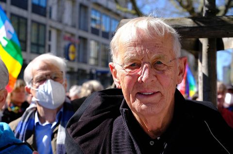 Er drehte noch fast bis zuletzt – doch mit 90 Jahren ist der Schauspieler Rolf Becker am 12. Dezember verstorben. Becker starb wenige Monate nach seinem runden Geburtstag in einem Hospiz in Hamburg. Er wurde am 31. März 1935 in Leipzig geboren. Vor allem aus dem ARD-Dauerbrenner "In aller Freundschaft" war er bekannt. Dazu war er politisch aktiv: Als Zeitzeuge des Zweiten Weltkriegs lebte Becker seinen Pazifismus aus eigener Lebenserfahrung. Das Foto zeigt ihn 2022 bei einer Anti-Kriegs-Demo. Seine ältesten Kinder Ben und Meret Becker aus der gescheiterten Ehe mit Monika Hansen sind ebenfalls Schauspieler geworden.