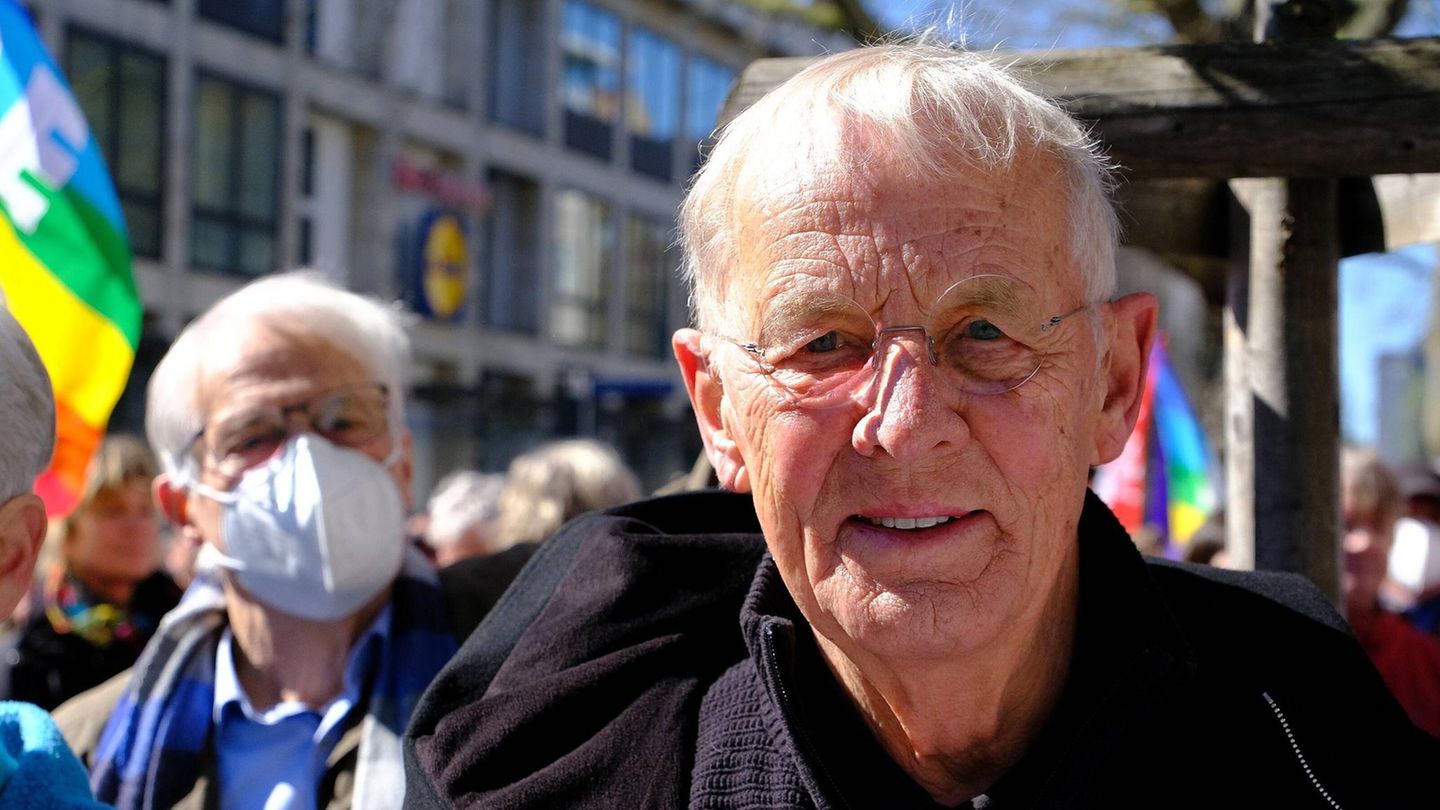 Er drehte noch fast bis zuletzt – doch mit 90 Jahren ist der Schauspieler Rolf Becker am 12. Dezember verstorben. Becker starb wenige Monate nach seinem runden Geburtstag in einem Hospiz in Hamburg. Er wurde am 31. März 1935 in Leipzig geboren. Vor allem aus dem ARD-Dauerbrenner "In aller Freundschaft" war er bekannt. Dazu war er politisch aktiv: Als Zeitzeuge des Zweiten Weltkriegs lebte Becker seinen Pazifismus aus eigener Lebenserfahrung. Das Foto zeigt ihn 2022 bei einer Anti-Kriegs-Demo. Seine ältesten Kinder Ben und Meret Becker aus der gescheiterten Ehe mit Monika Hansen sind ebenfalls Schauspieler geworden