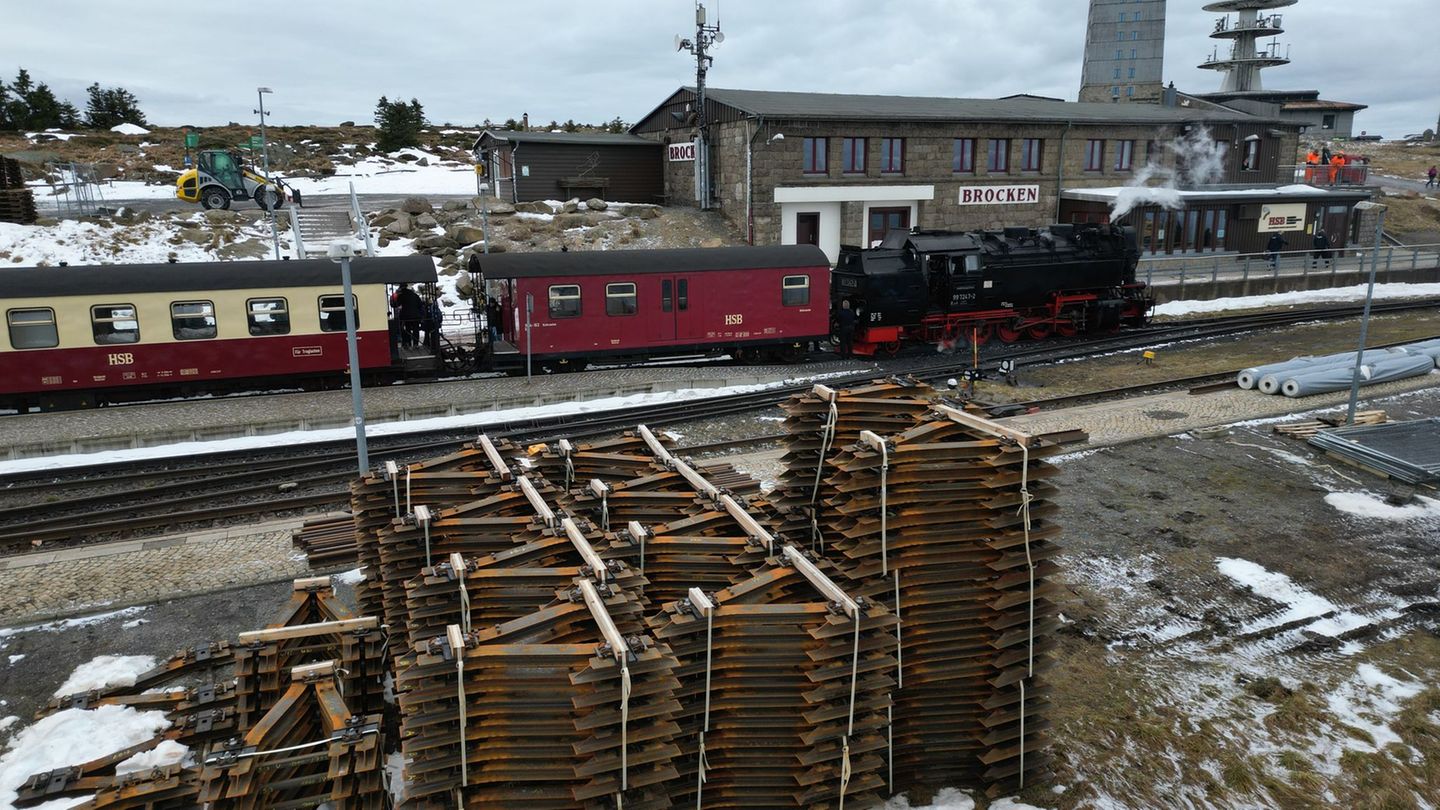 Hier wird an Gleisen gearbeitet. Die Harzer Schmalspurbahnen haben aber noch viel mehr Baustellen. (Archivbild) Foto: Matthias B