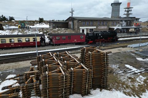 Hier wird an Gleisen gearbeitet. Die Harzer Schmalspurbahnen haben aber noch viel mehr Baustellen. (Archivbild) Foto: Matthias B