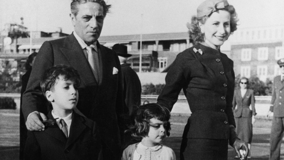 Aristoteles und Athina Onassis mit ihren Kindern Alexander und Christina