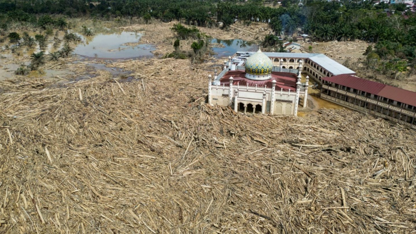 Luftbild von Flutschäden in Aceh Tamiang im Norden von Sumatra