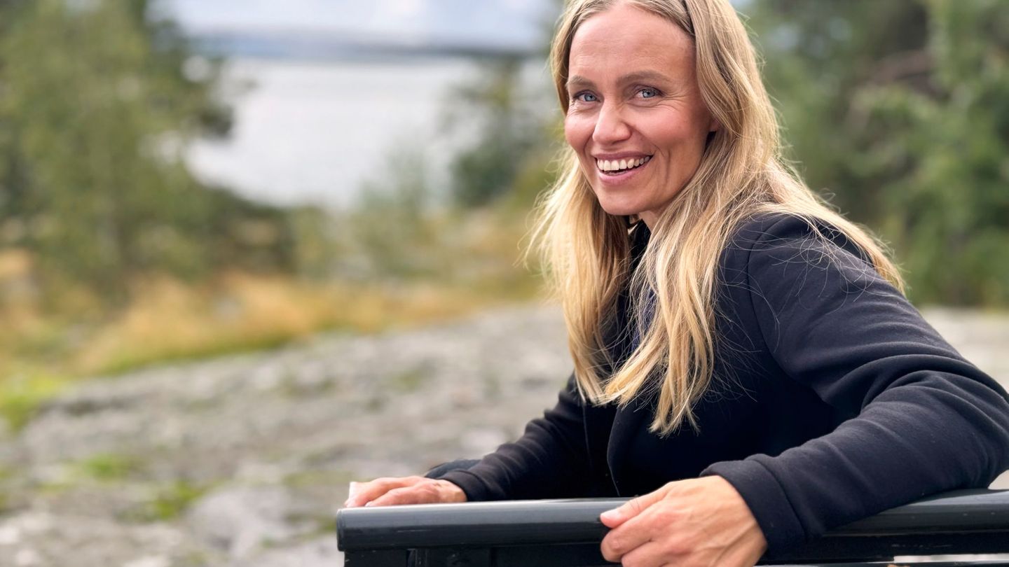 Wie geht das mit dem Glück eigentlich? Und warum sind die Finnen so viel glücklicher als die Deutschen? Schauspielerin Meri Koivisto geht diesen Fragen in der ARD-Doku "Was macht uns glücklich(er)?" nach.