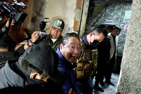 Boliviens Ex-Präsident Luis Arce bei seiner Ankunft im Gefängnis