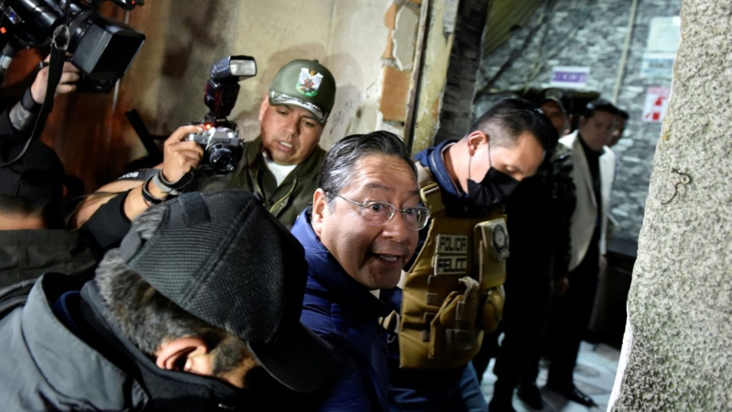 Boliviens Ex-Präsident Luis Arce bei seiner Ankunft im Gefängnis