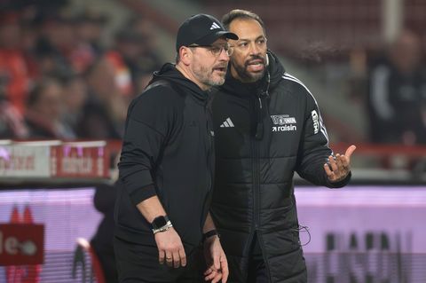 Trainer Steffen Baumgart (l, 1. FC Union Berlin) durfte endlich wieder Stürmertore bejubeln. Foto: Soeren Stache/dpa