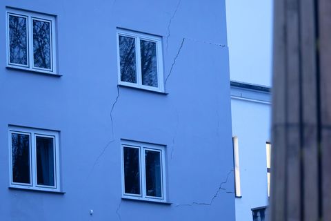 Risse in der Fassade deuten auf die Schäden an einem Wohnhaus in Wuppertal hin. (Archivfoto) Foto: Henning Kaiser/dpa