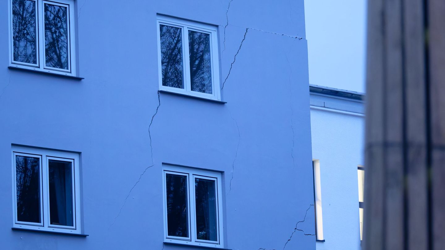 Risse in der Fassade deuten auf die Schäden an einem Wohnhaus in Wuppertal hin. (Archivfoto) Foto: Henning Kaiser/dpa