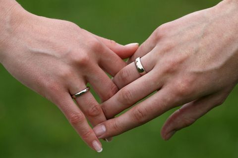 Nur wenige frisch vermählte Ehepaare nutzen bislang einer Umfrage zufolge die neue Möglichkeit einen gemeinsamen Doppelnamen zu