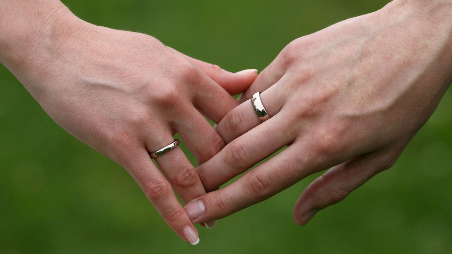 Nur wenige frisch vermählte Ehepaare nutzen bislang einer Umfrage zufolge die neue Möglichkeit einen gemeinsamen Doppelnamen zu