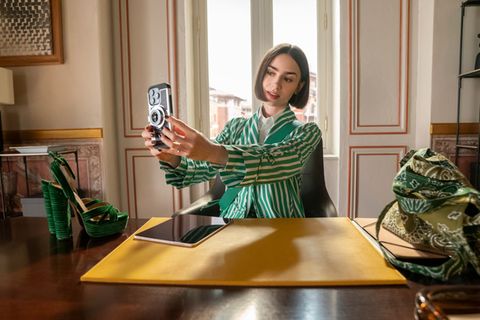 Für den Job ist Emily (Lily Collins) von Amerika nach Frankreich gezogen. Nun geht es weiter nach Italien.