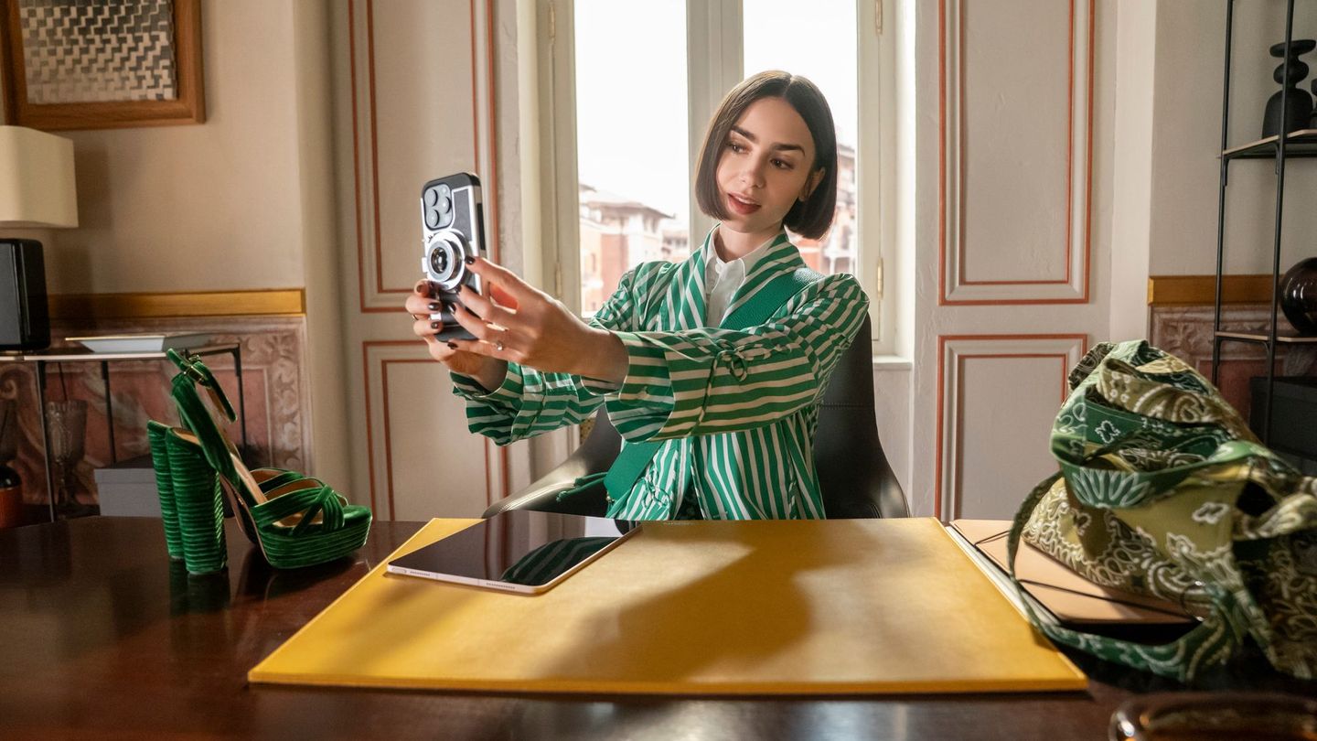 Für den Job ist Emily (Lily Collins) von Amerika nach Frankreich gezogen. Nun geht es weiter nach Italien.