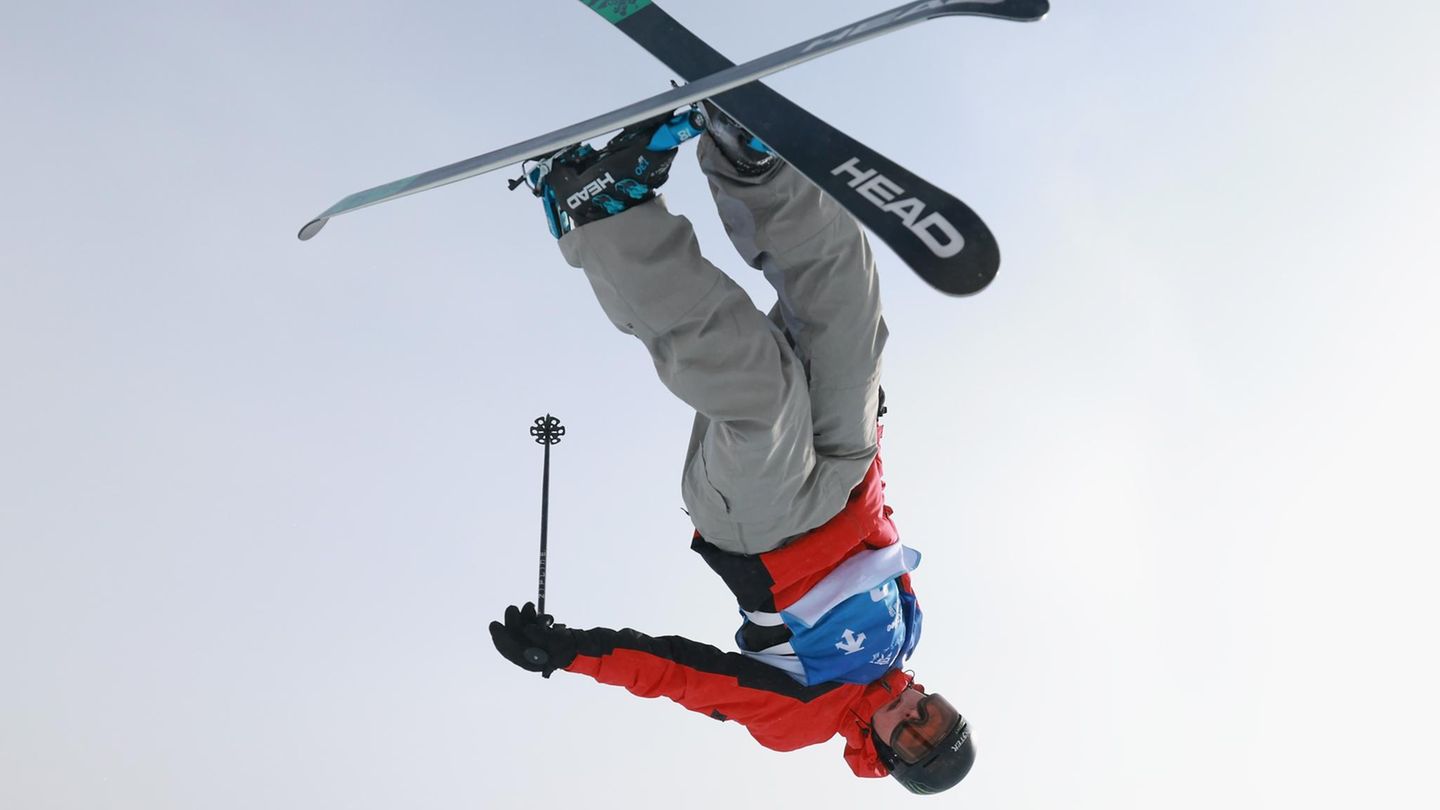 Zhangjiakou, China. So ein Luftsprung ist wirklich Final-würdig: Der Amerikaner Dylan Ladd dreht sich so, dass sich seine Skier überkreuzen. Er nimmt teil am FIS Freeski Halfpipe World Cup. Es ist der dritte Tag der letzten Runde im Wettbewerb