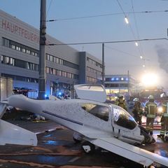 Ein Flugzeug ist im Mannheimer Stadtgebiet notgelandet. Foto: Rene Priebe/PR-Video /dpa