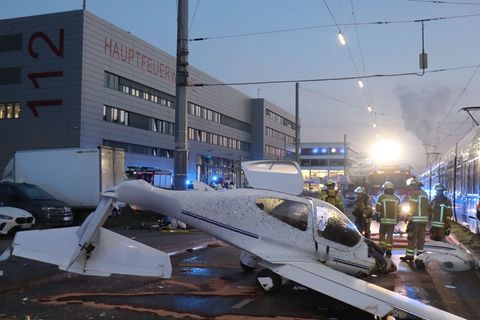 Ein Flugzeug ist im Mannheimer Stadtgebiet notgelandet. Foto: Rene Priebe/PR-Video /dpa