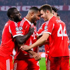 Verlängert er? Die Zukunft von Upamecano (l) ist offen. (Archivbild) Foto: Tom Weller/dpa